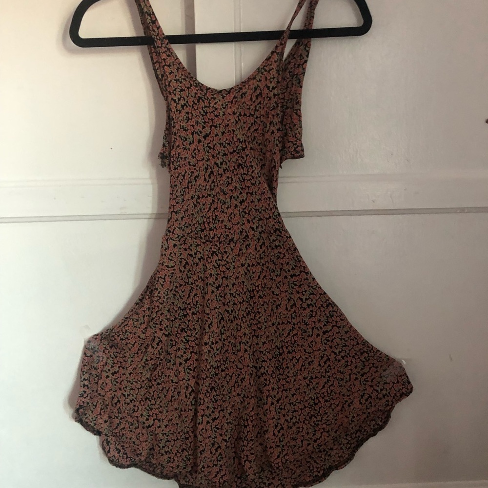 Brandy Melville: mini floral dress with open back